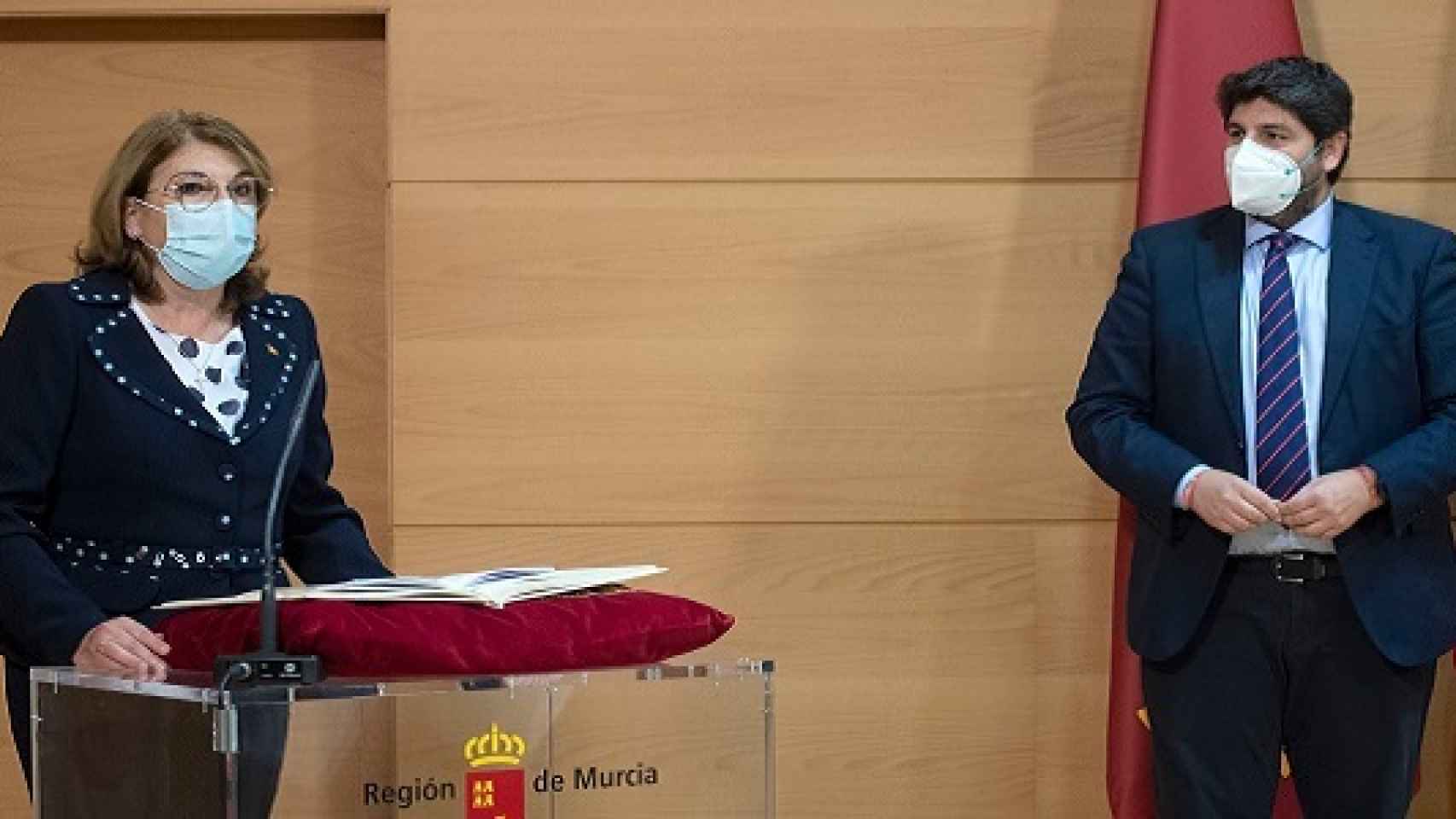 La diputada expulsada de Vox Mabel Campuzano tomando posesión de la Consejería de Educación bajo atenta mirada del presidente regional, Fernando López Miras.