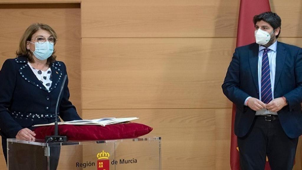 La diputada expulsada de Vox Mabel Campuzano tomando posesión de la Consejería de Educación bajo atenta mirada del presidente regional, Fernando López Miras.