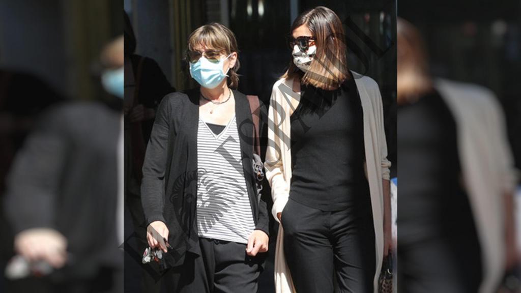 Beatriz y Alba Santana por las calles de la capital española.