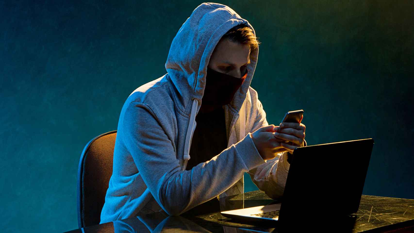 Ladrón con un ordenador.
