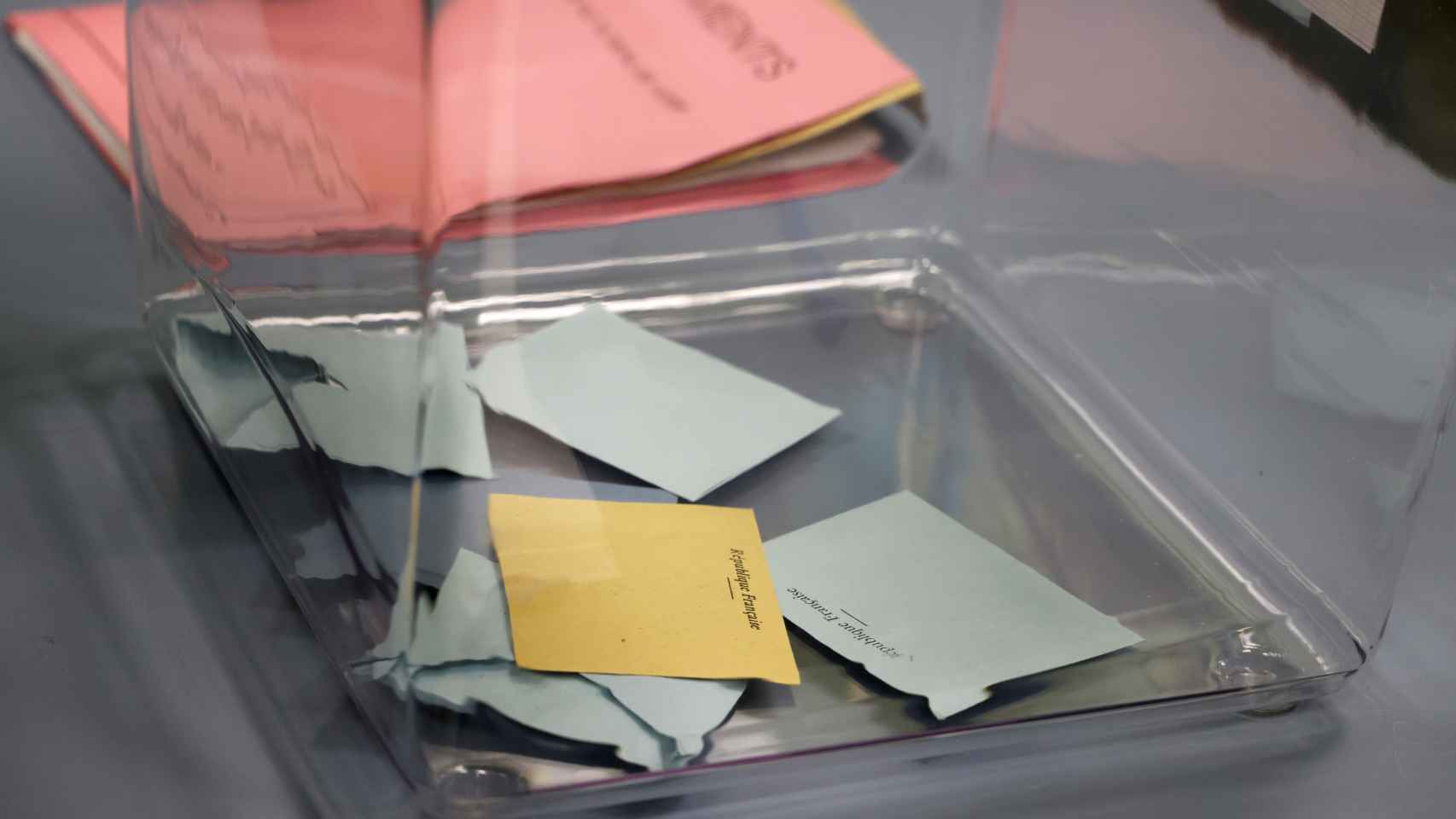 Urna electoral en Marsella en la segunda vuelta de las regionales francesas.