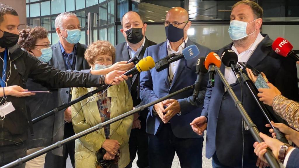 Raül Romeva y Oriol Junqueras, durante su canutazo en el exterior de la sede de la Eurocámara en Estraburgo