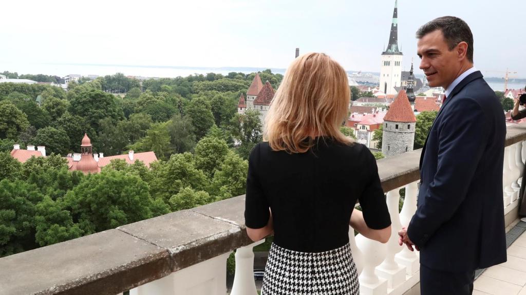 El presidente del Gobierno, Pedro Sánchez, junto a la primera ministra de Estonia, Kaja Kallas, en su visita a Tallin.