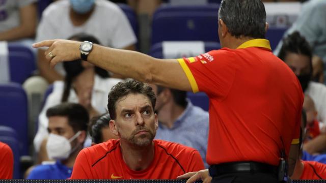 Sergio Scariolo dando indicaciones a Pau Gasol en el banquillo