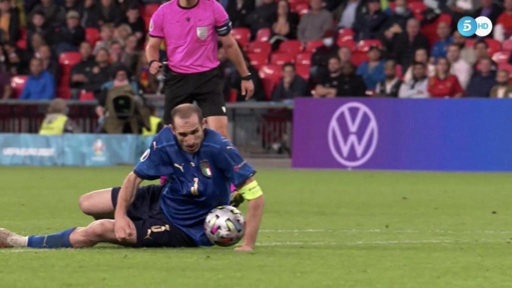 La mano de Giorgio Chiellini en el área de Italia en el minuto 90 de la semifinal de la Eurocopa