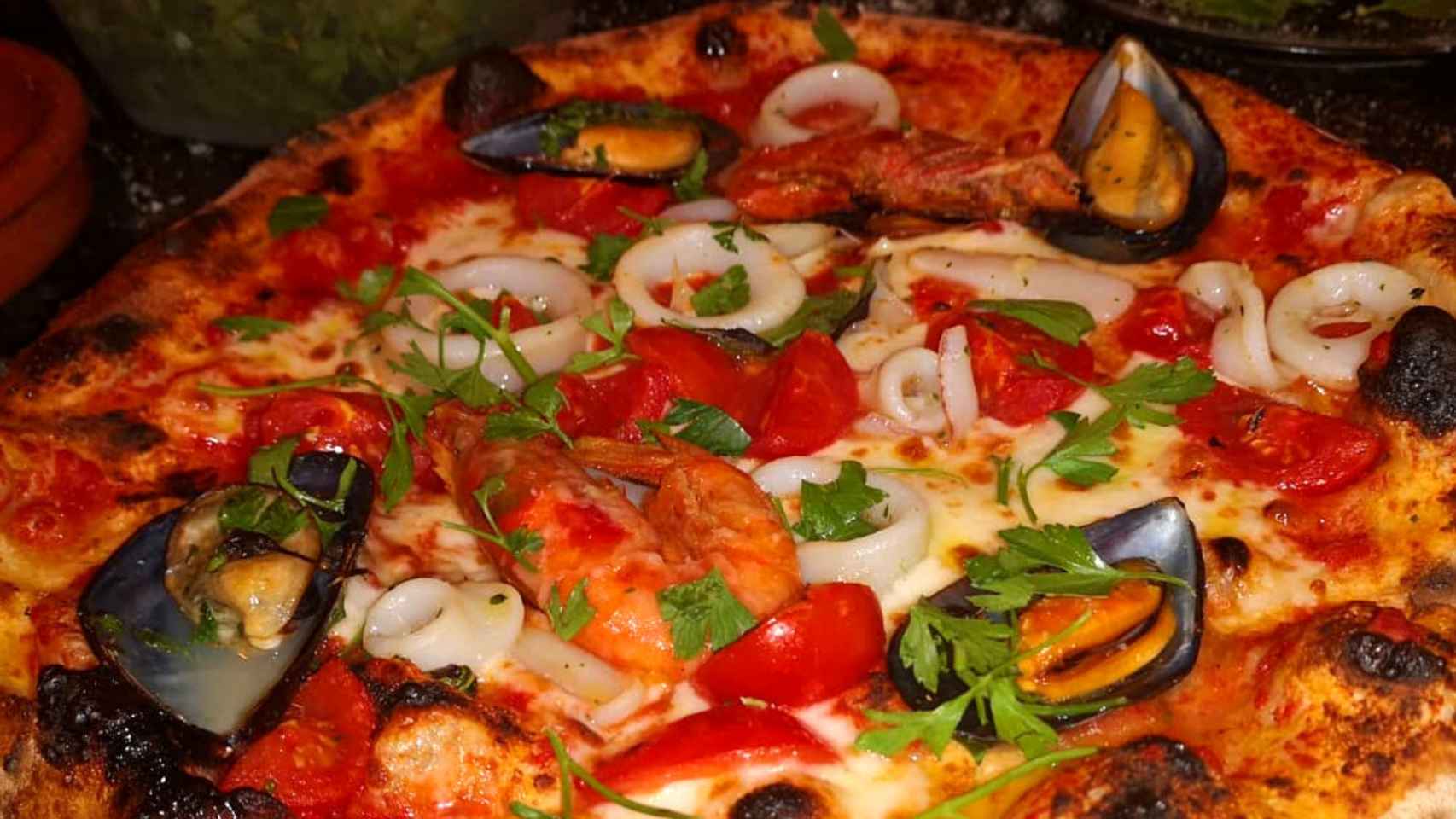 Restaurante Bellaterra, pizza especial de Hogueras 2019 con marisco.