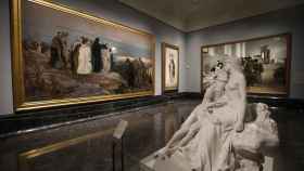 Obra escultórica Eclosión de Miguel Blay, junto a la pintura Flevit Super Illam, de Enrique Simonet, expuestas en el Museo del Prado.