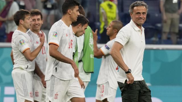 Luis Enrique junto a varios jugadores de España