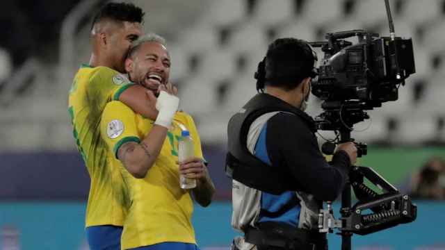 Casemiro y Neymar celebran el pase a la final de la Copa América