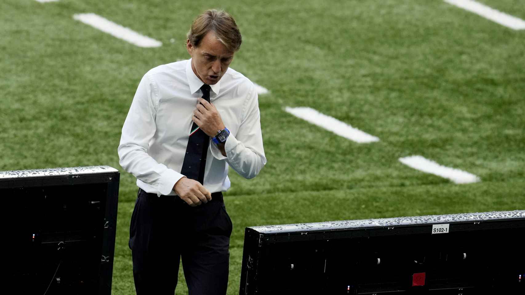 Roberto Mancini camina hacia su banquillo durante el Italia - España