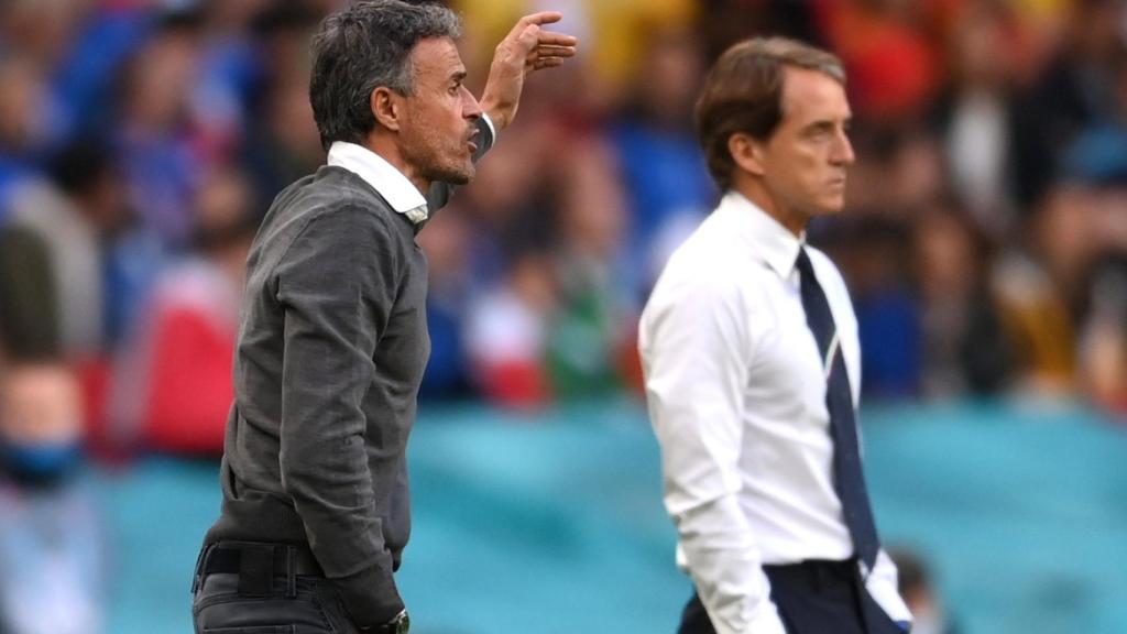 Luis Enrique y Roberto Mancini siguen el Italia - España en Wembley desde la banda