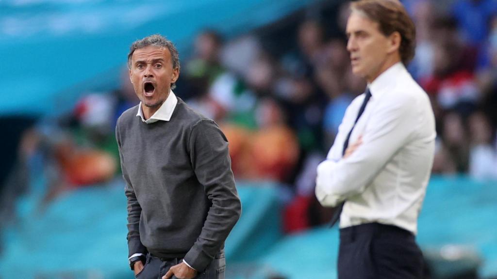 Luis Enrique y Roberto Mancini siguen el Italia - España en Wembley desde la banda