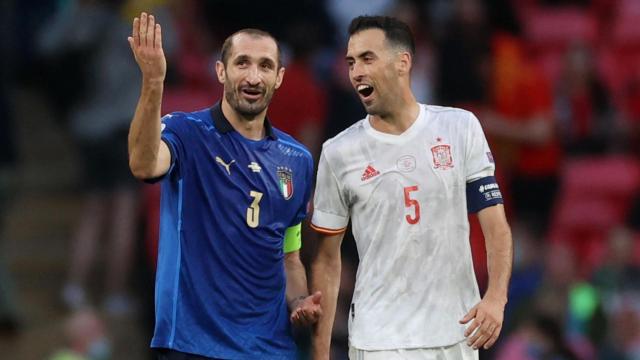 Giorgio Chiellini y Sergio Busquets dialogan durante el Italia - España