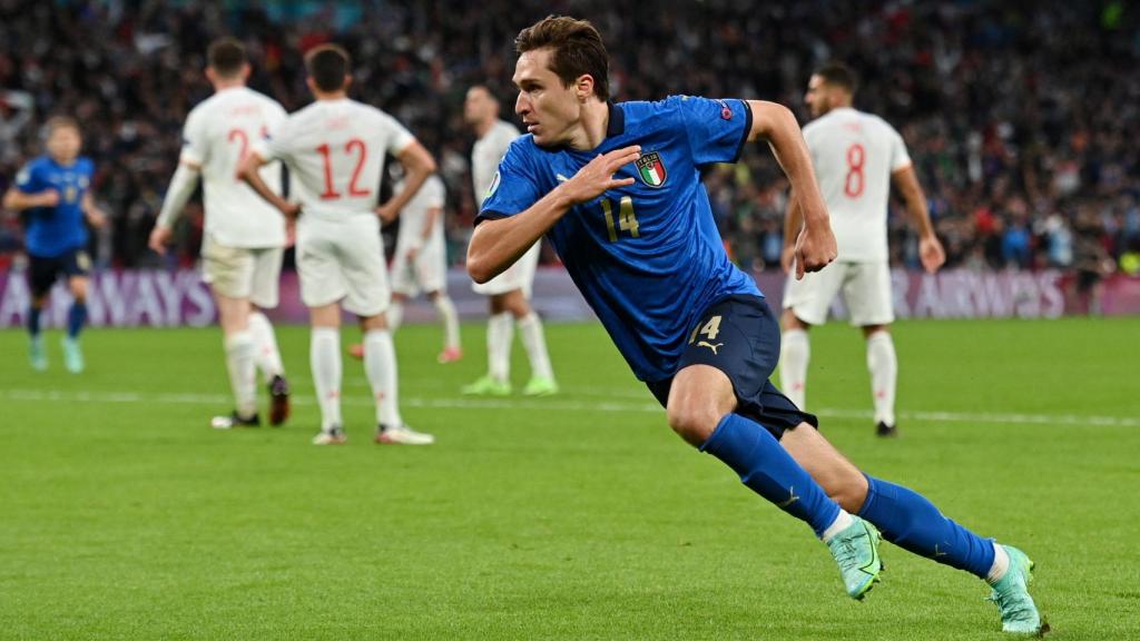 Federico Chiesa celebra su gol a España