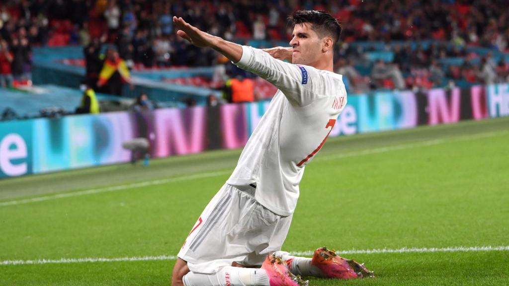 Álvaro Morata celebra su gol a Italia con el gesto del arquero