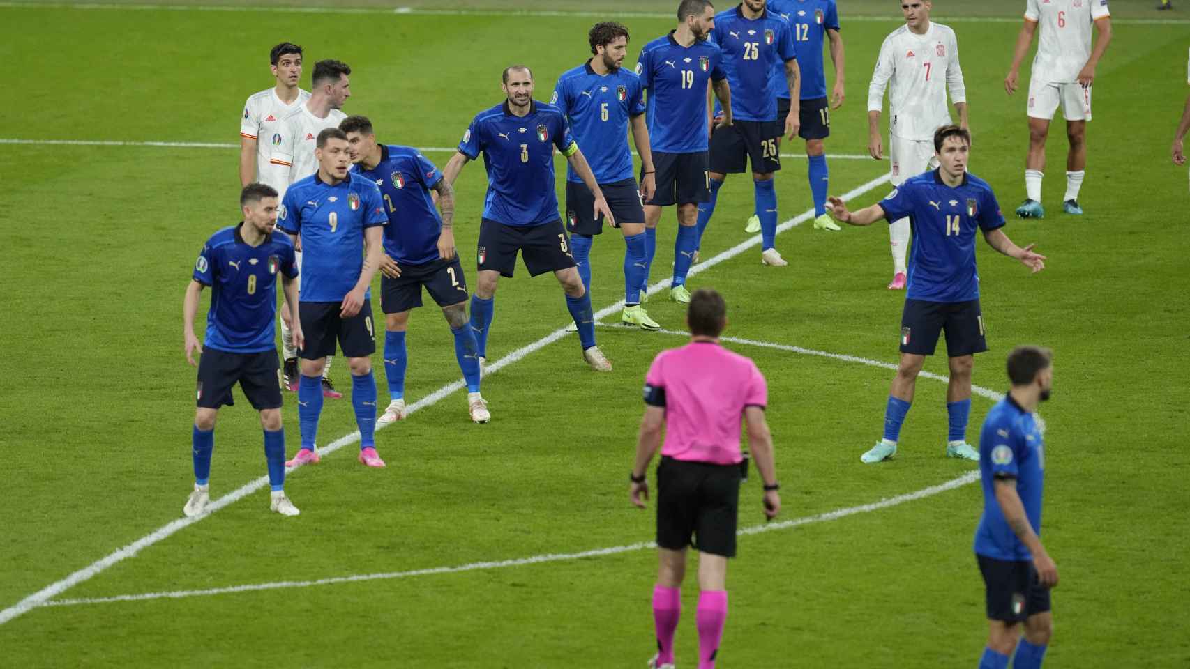 Los futbolistas italianos colocados para defender un lanzamiento de falta de España