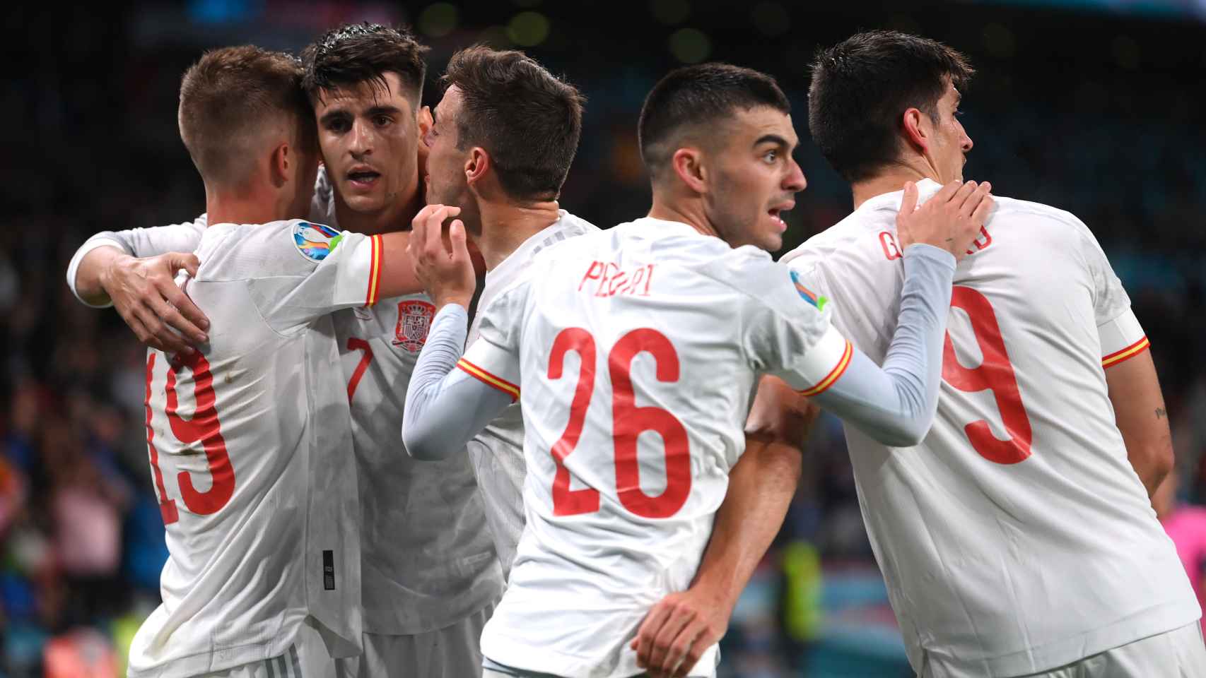 Los jugadores de la Selección felicitan a Morata por su gol a Italia