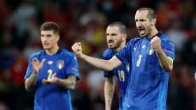 Chiellini y Bonucci celebran la victoria de Italia ante España en los penaltis