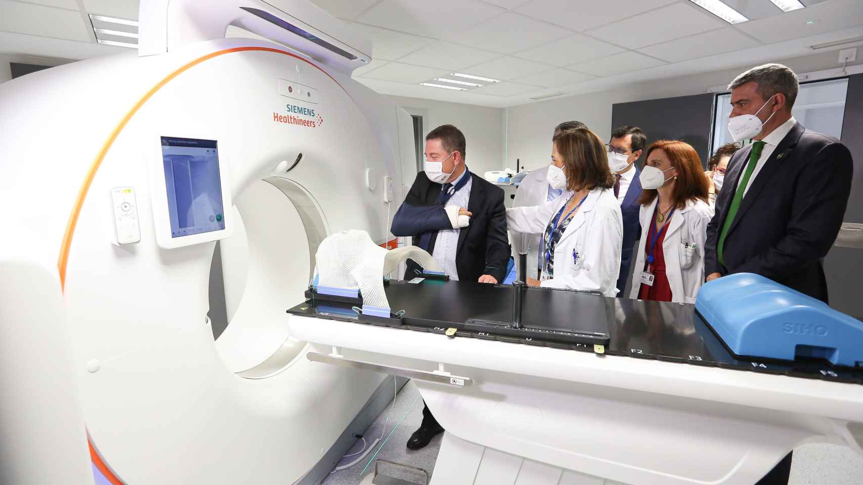 Las autoridades han visitado el nuevo servicio de Radioterapia de Toledo (Fotos: Ó. HUERTAS)