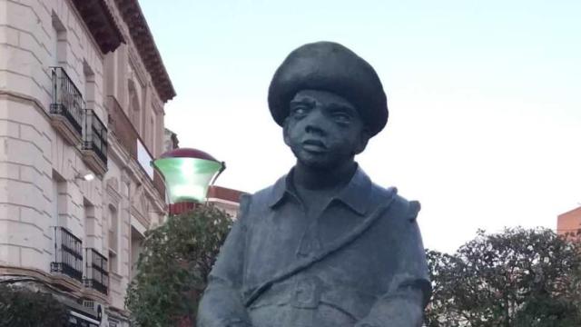 Figura de Sancho Panza en la plaza de España de Alcázar cuyo rostro fue inspirado por Tico Medina