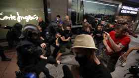 La Policía Nacional carga contra varios manifestantes este lunes tras la concentración por Samuel en Madrid. Efe