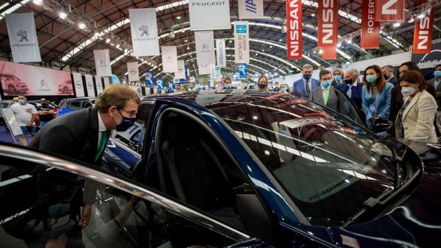 Alberto Núñez Feijóo, durante una visita al Salón del Automóvil de Vigo.