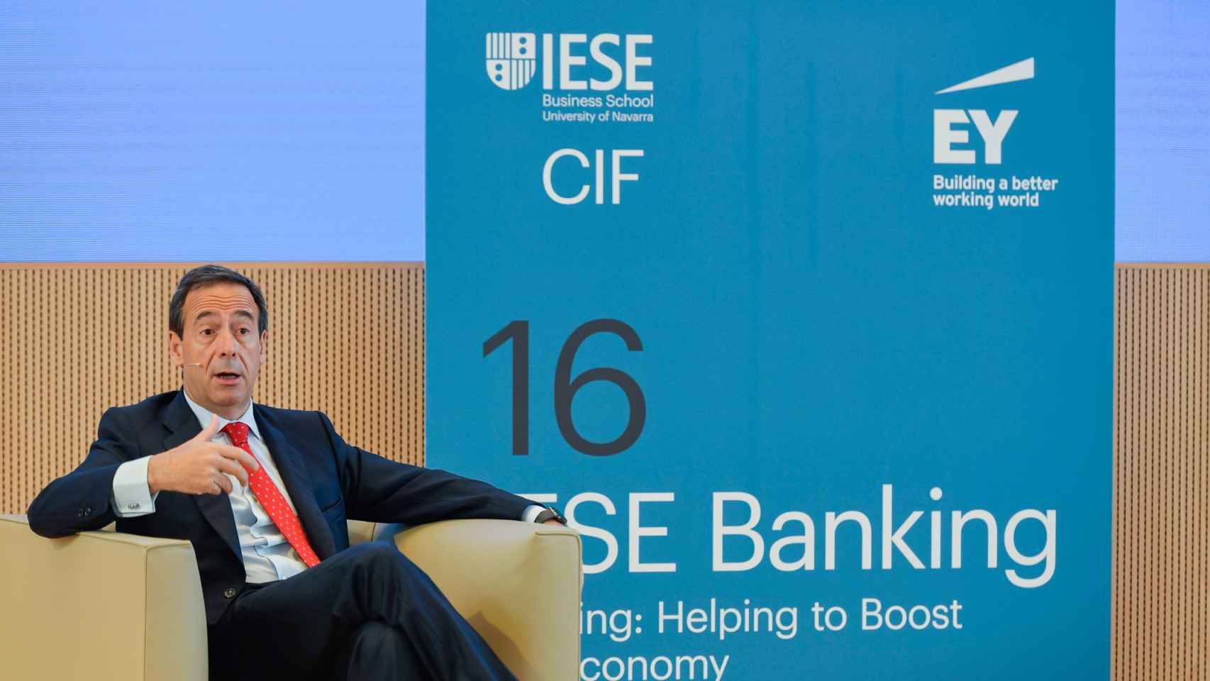 Gonzalo Gortázar, consejero delegado de CaixaBank, durante su intervención en el Encuentro Bancario del IESE.
