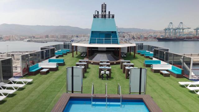 Terraza de uno de los ferrys con los muebles hechos con botellas de Cabreiroá recicladas