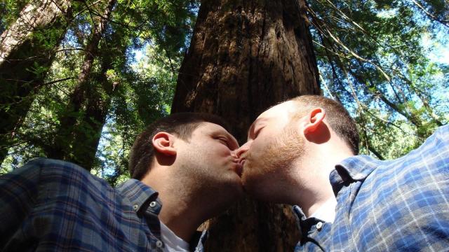 Una pareja dándose un beso.