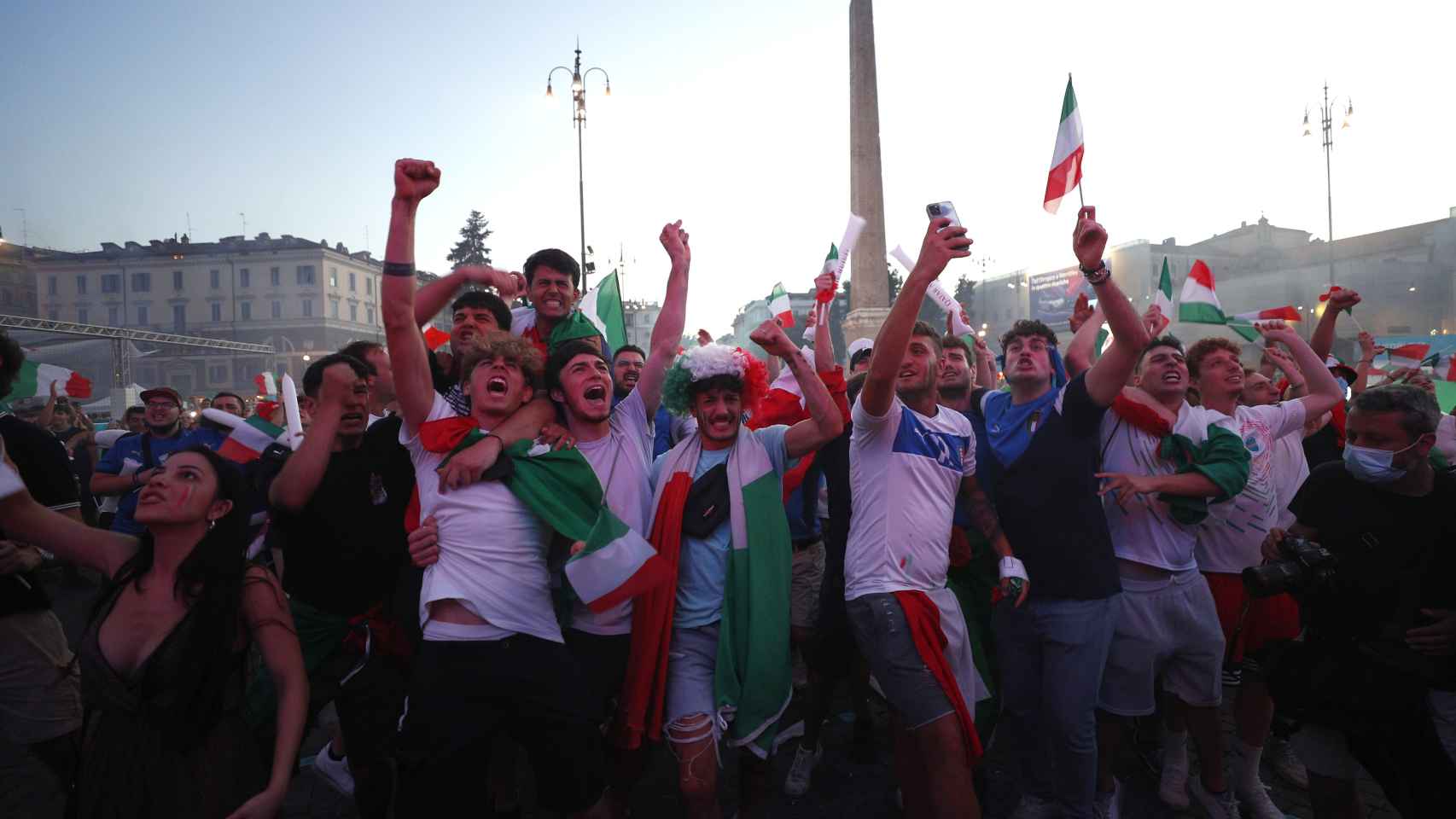 La afición de Italia celebra el triunfo ante España