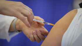 Una enfermera administra una vacuna contra la Covid-19.