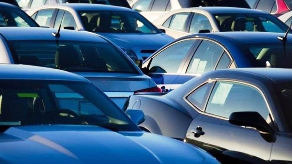 Conjunto de coches estacionados.