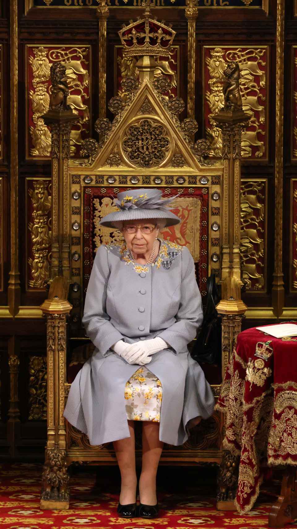 La reina Isabel II, seria y pensativa en un acto en el Parlamento, un mes después de la muerte de su esposo.