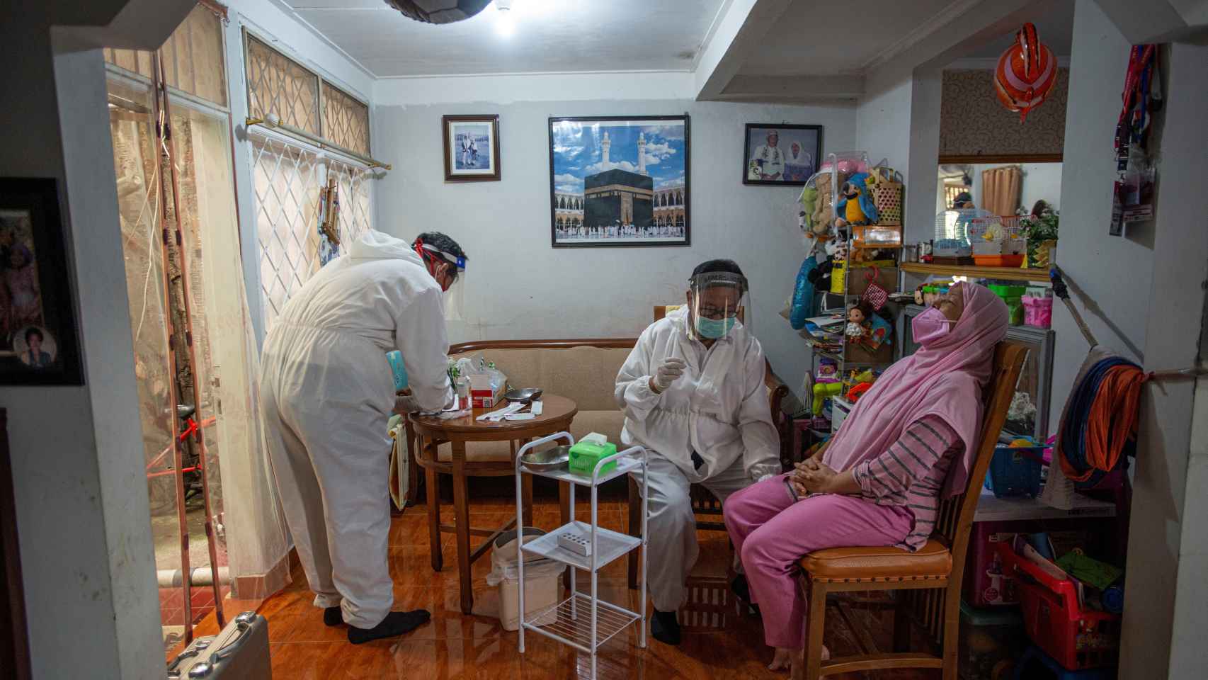 Trabajadores médicos hacen un test de coronavirus a una persona en Bogor, cerca de Yakarta.