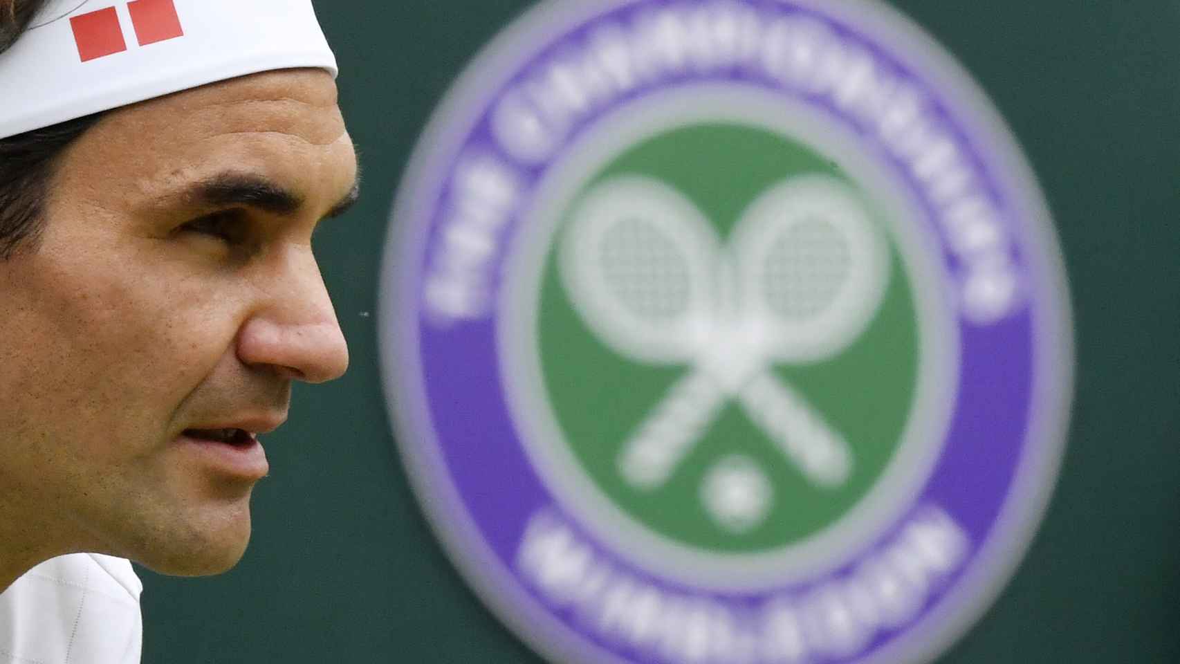 Roger Federer y el logo de Wimbledon