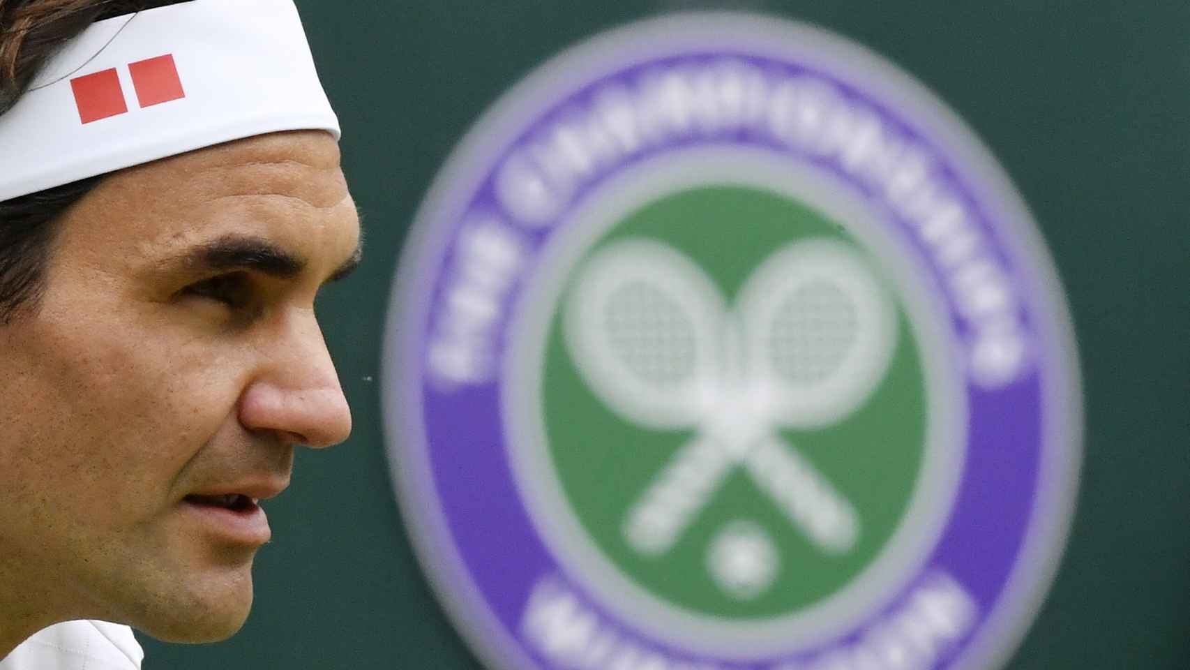 Roger Federer y el logo de Wimbledon