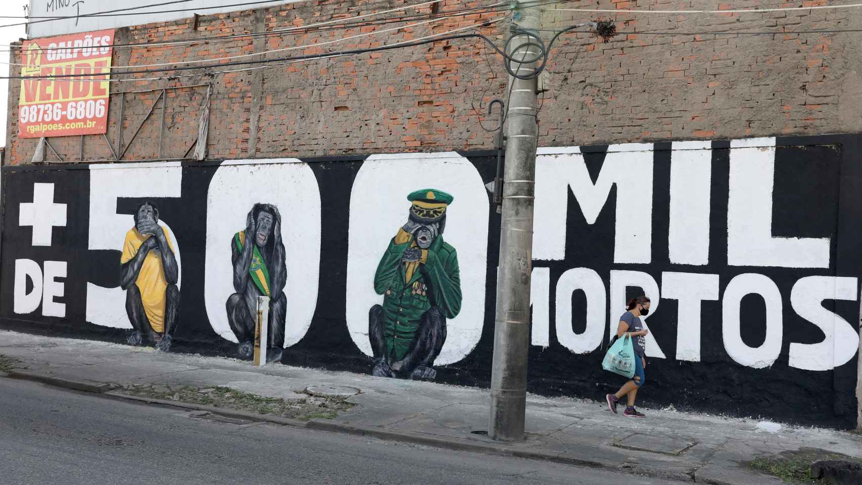 Un cartel en Río de Janeiro recuerda a los muertos en Brasil por Covid-19.