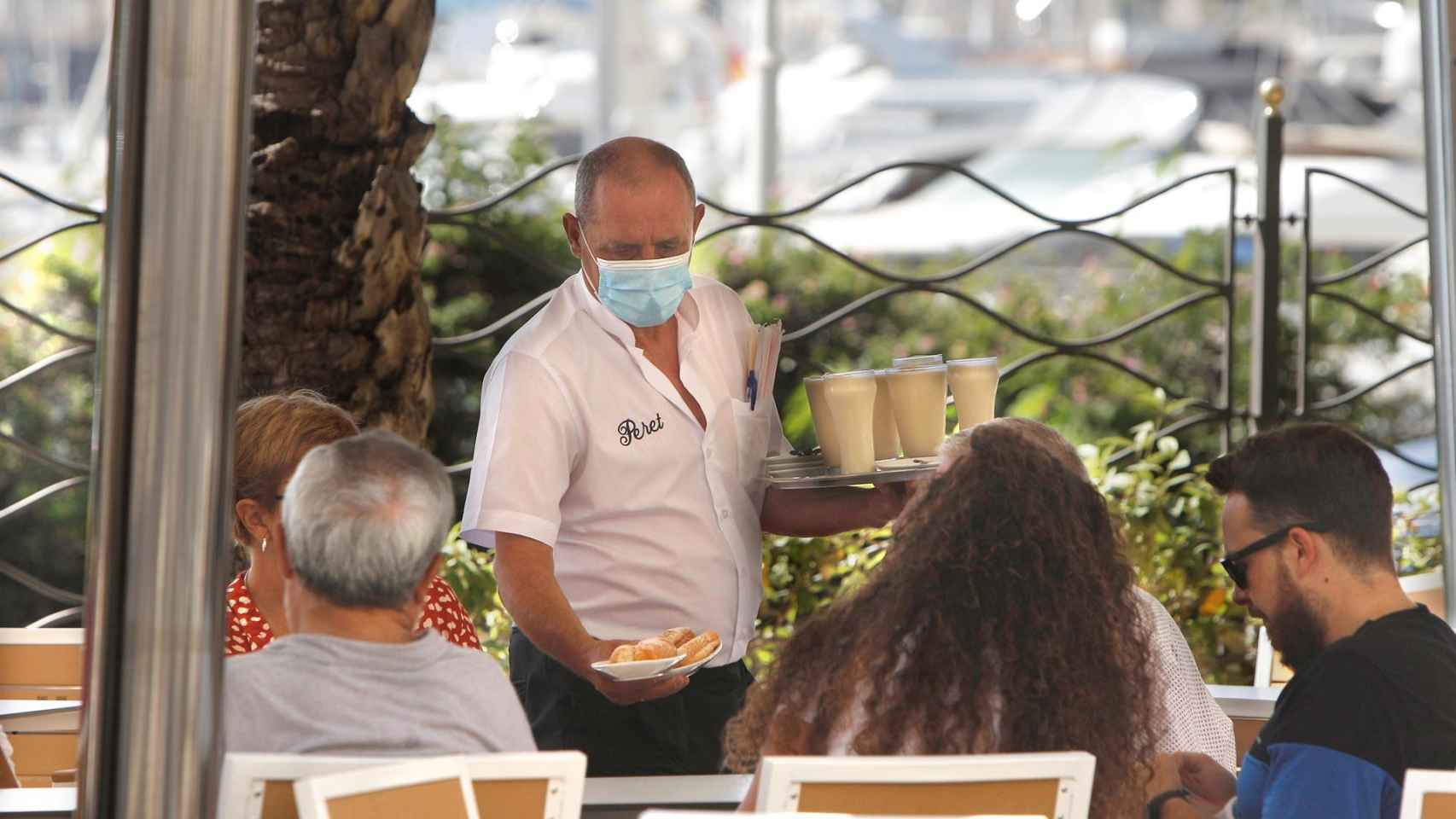 Un camarero en una terraza de Alicante.