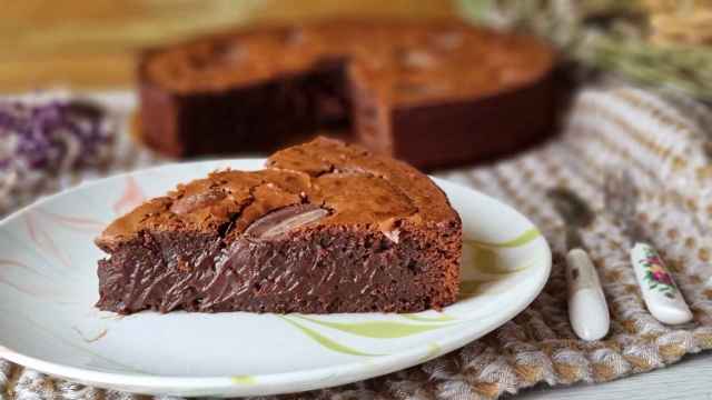 Brownie de chocolate negro y almendras caramelizadas, para amantes del chocolate