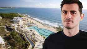 Iker Casillas junto al hotel en el que se hospeda en la Riviera Maya, en un montaje de JALEOS.