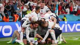 Los jugadores de la selección de Inglaterra celebra el gol de Kane en las semifinales de la Eurocopa 2020