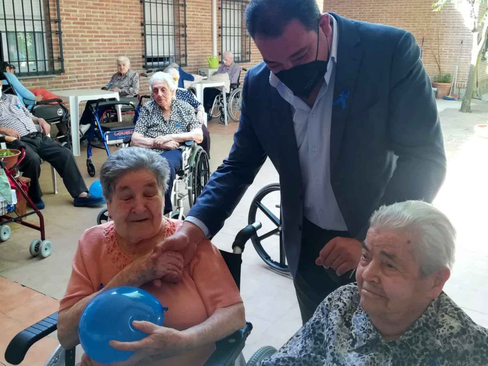 Manuel Fernández, alcalde de Gálvez (Toledo), saluda a dos vecinas de la localidad
