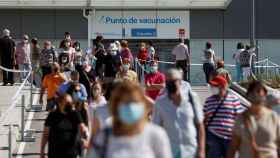 Centenares de ciudadanos llevan más de una hora esperando su turno para vacunarse en el hospital Enfermera Isabel Zendal, en Madrid.