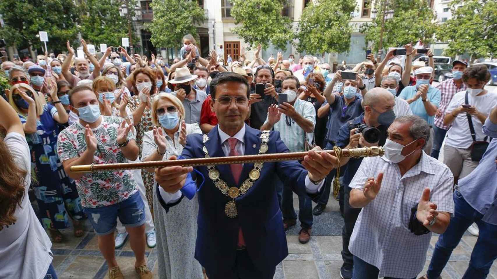 Paco Cuenca rodeado de granadinos tras ser investido alcalde.