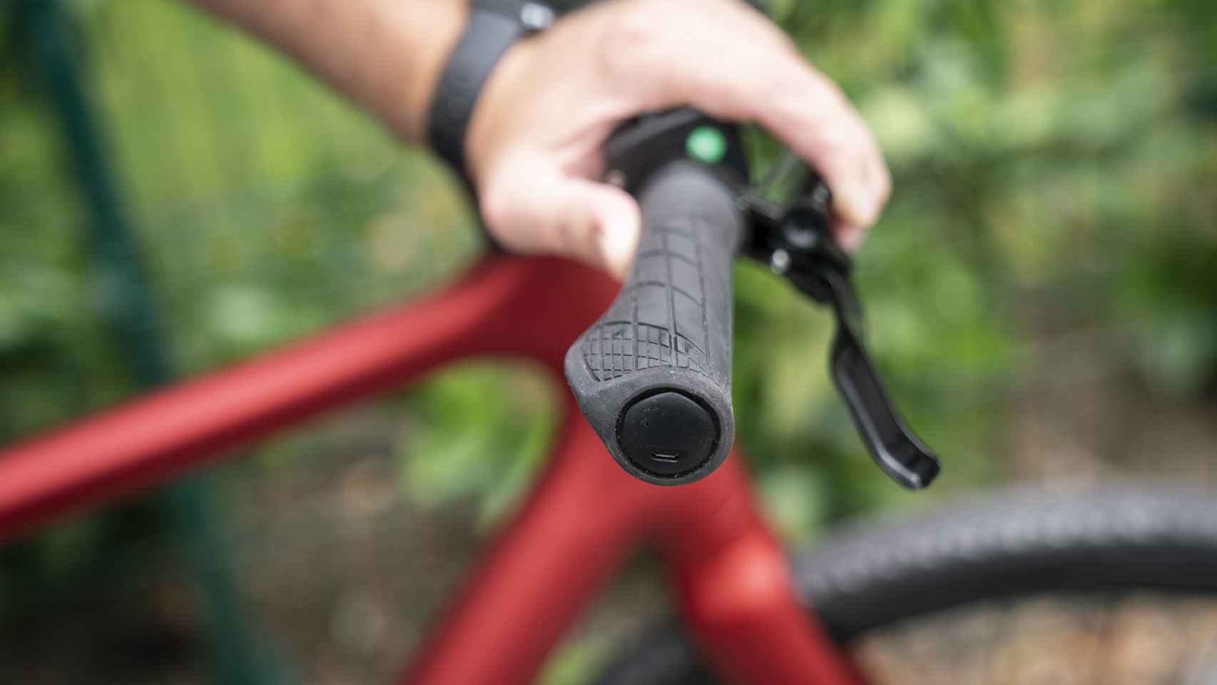 El GPS de la bicicleta está dentro del manillar derecho.