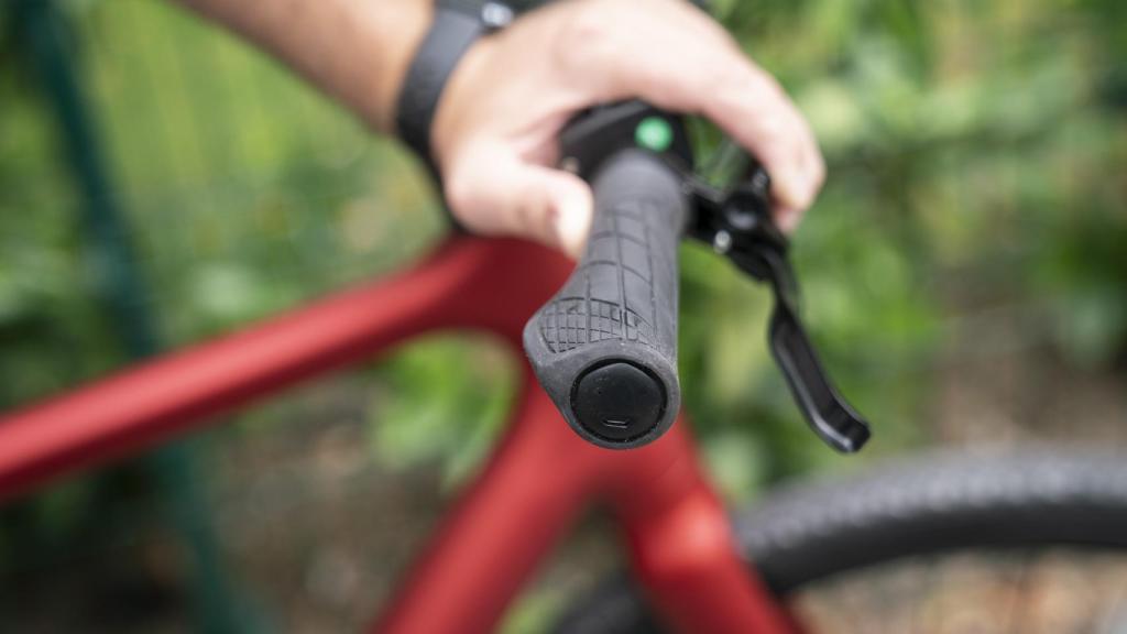 El GPS de la bicicleta está dentro del manillar derecho.