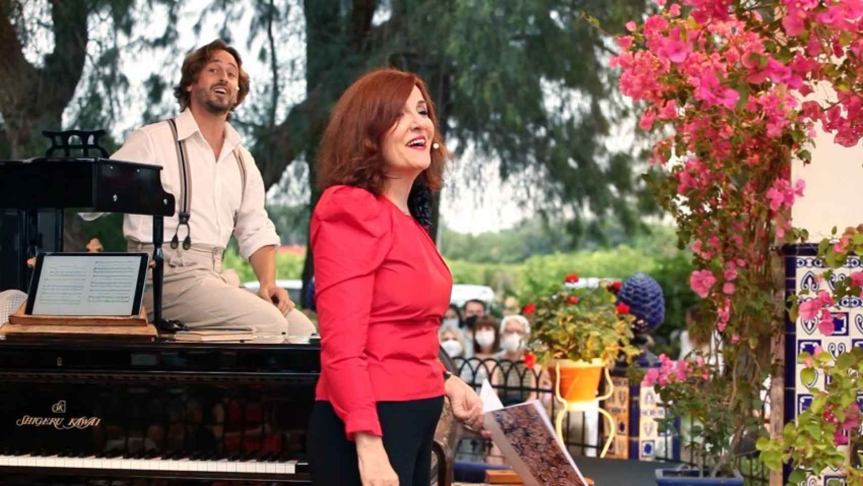 Elvira Lindo durante el espectáculo junto al pianista Antonio Galera