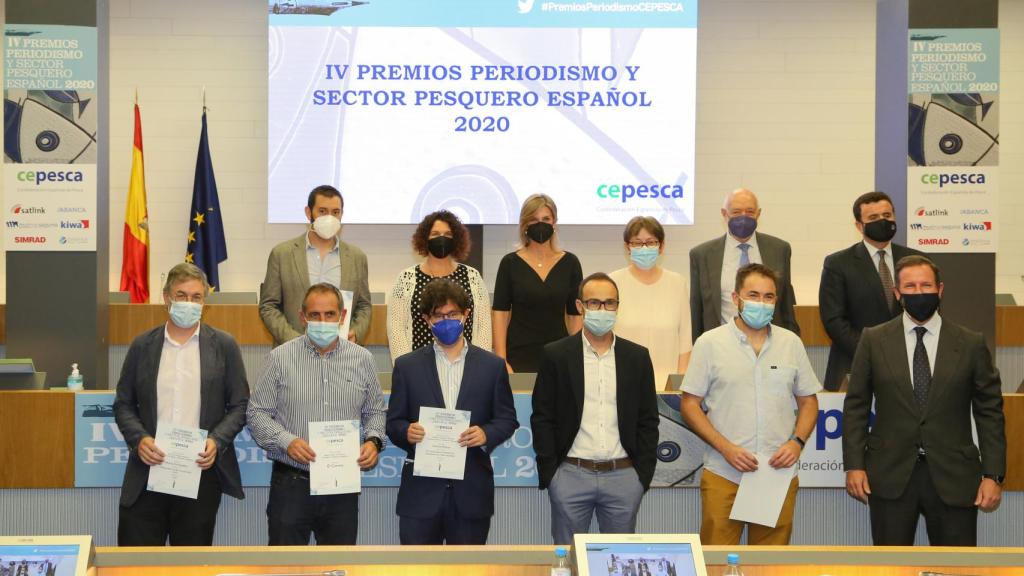 Foto de familia de los finalistas y premiados del certamen periodístico organizado por Cepesca.