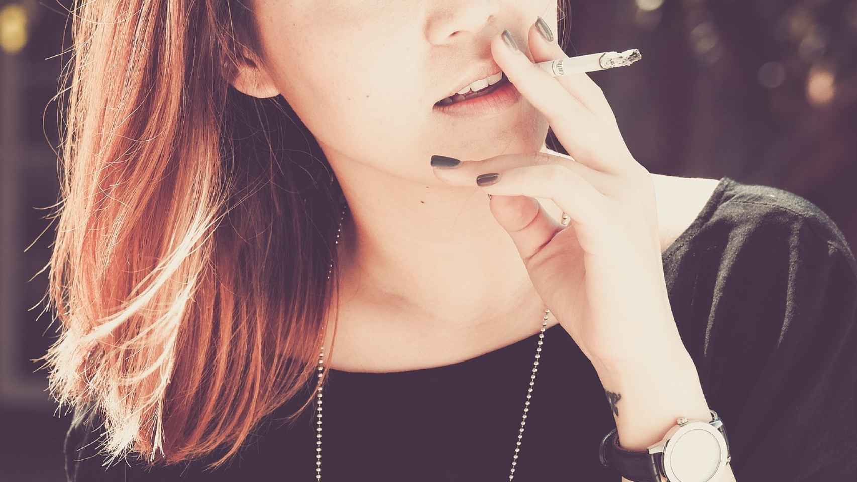 Elimina las manchas de tabaco en los dientes