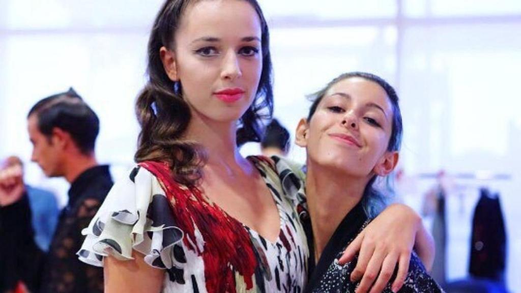 Palito Dominguín, de modelo, y su prima Alma Villalta, de maquilladora, juntas en un desfile de moda.